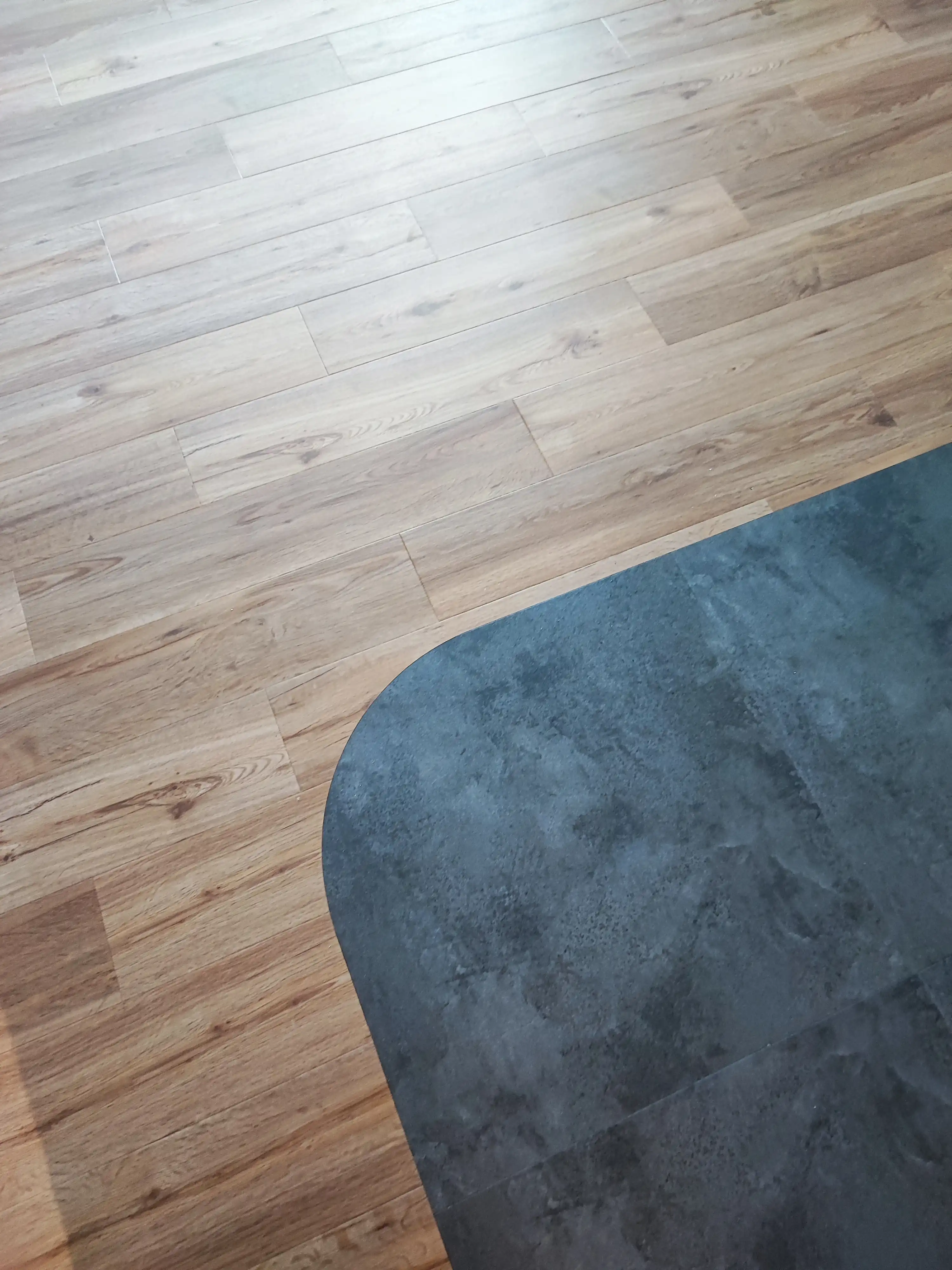 Wykładzina LVT w 2 kontrastowych odcieniach